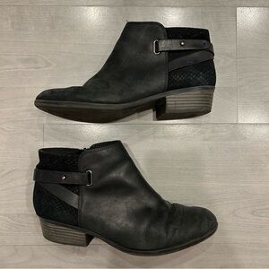 Clarks Ankle Bootie Women's Sz 9M Black Leather Front Suede Back Side Zip. 20701